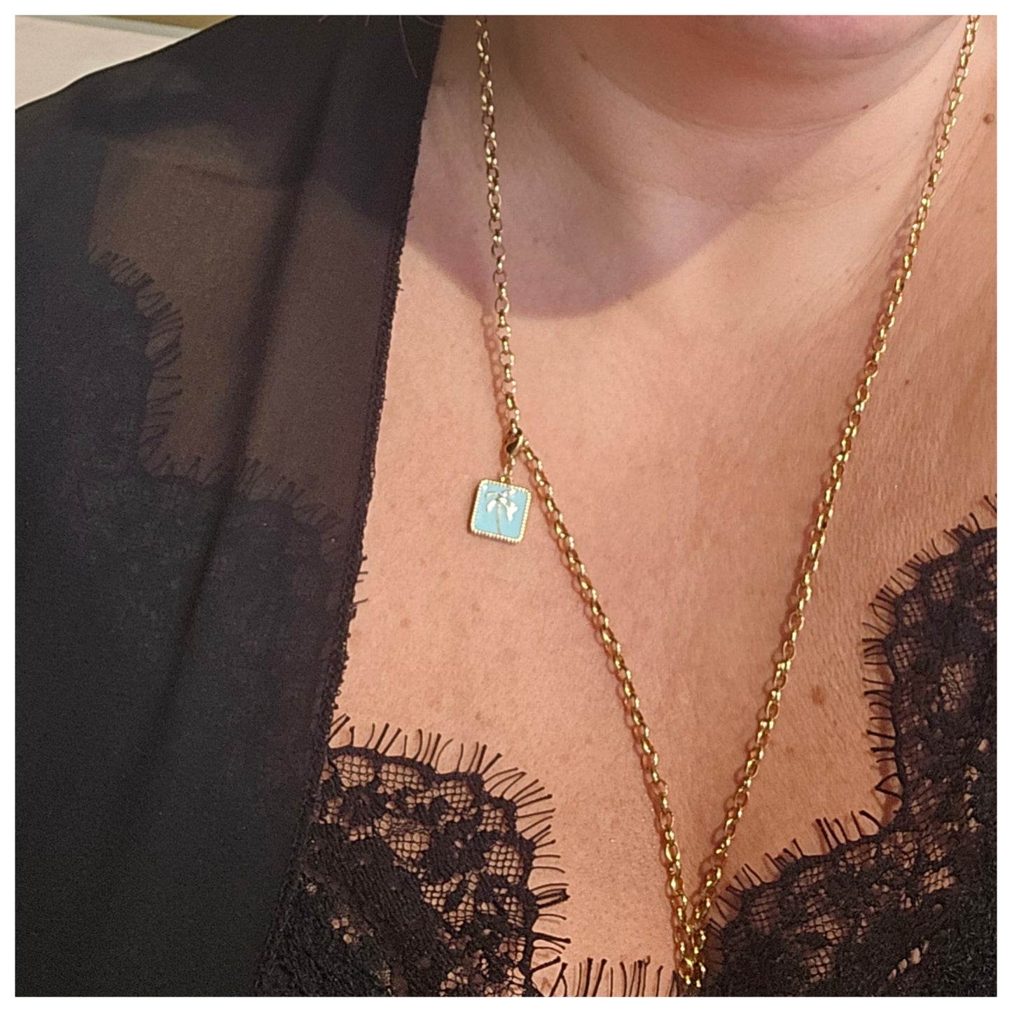 Breloque médaille carrée bleu ciel palmier