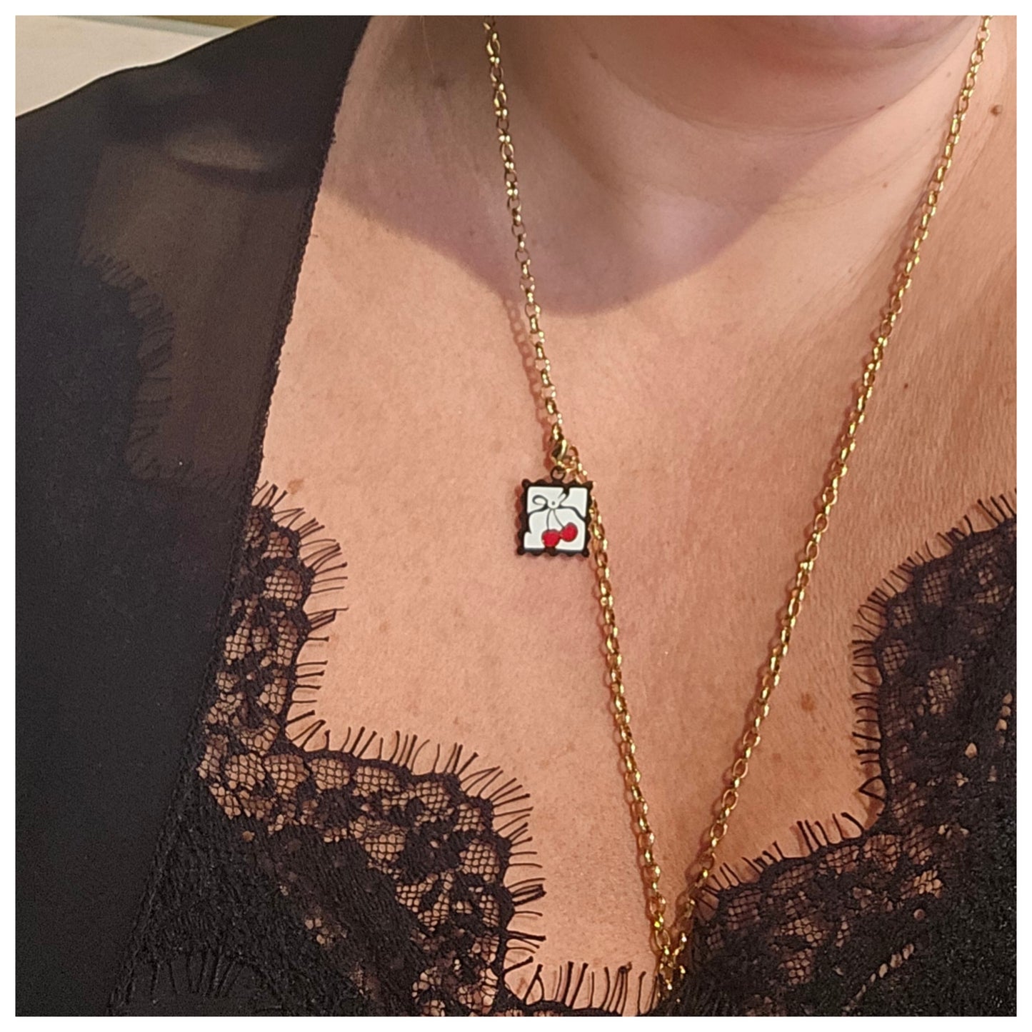 Breloque médaille carrée cerises
