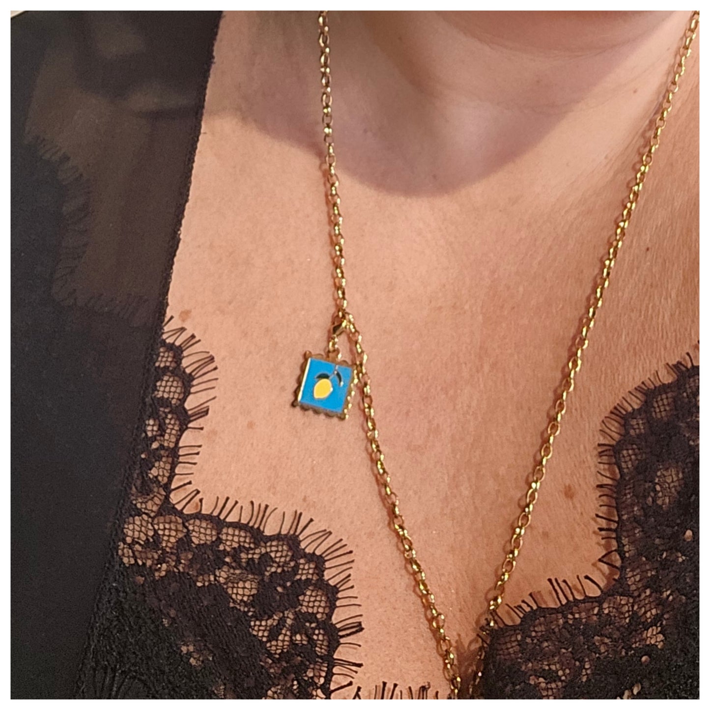 Breloque médaille carrée bleu citron