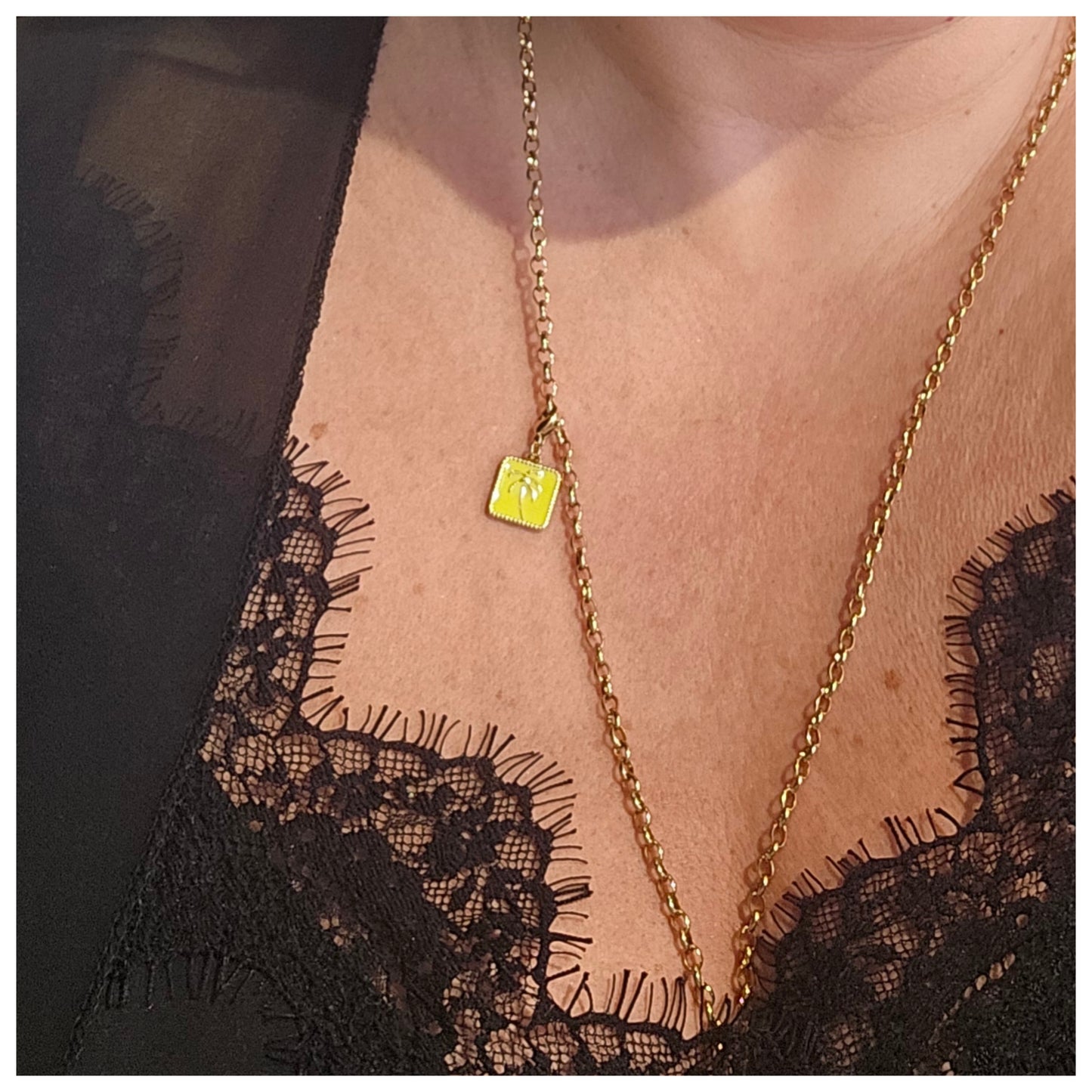 Breloque médaille carrée jaune palmier