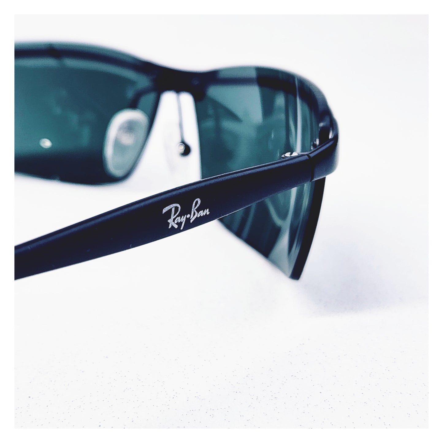 Lunettes de soleil seconde main Ray-Ban Réf: 1001