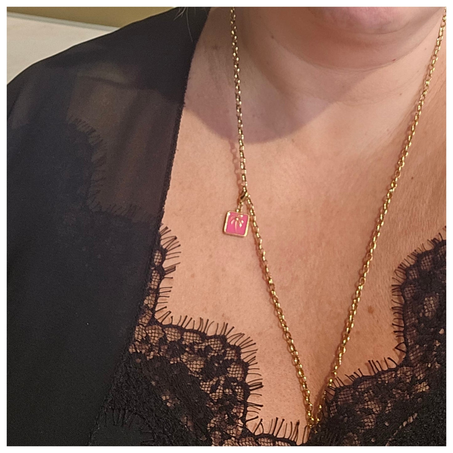 Breloque médaille carrée rose palmier