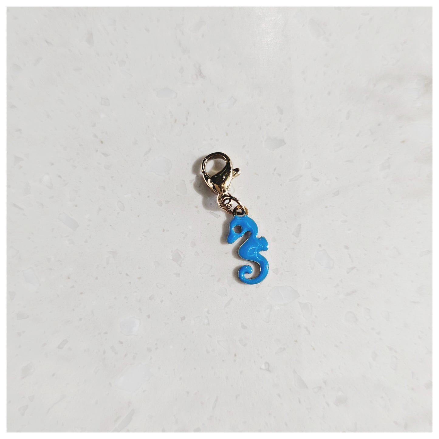 Breloque hippocampe bleu