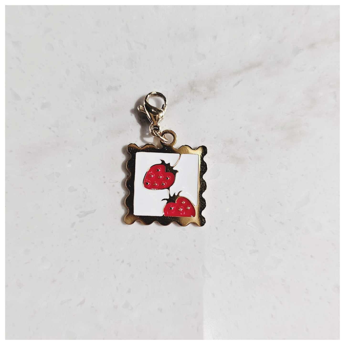 Breloque médaille carrée fraises