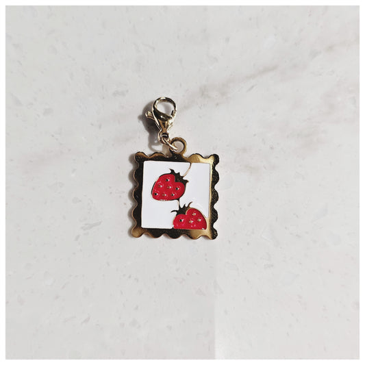 Breloque médaille carrée fraises