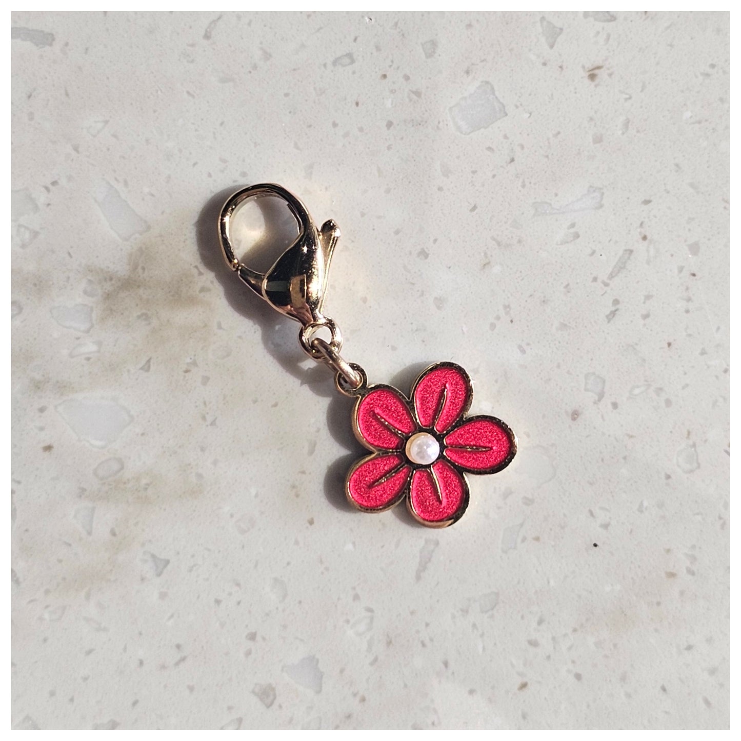 Breloque fleur rouge