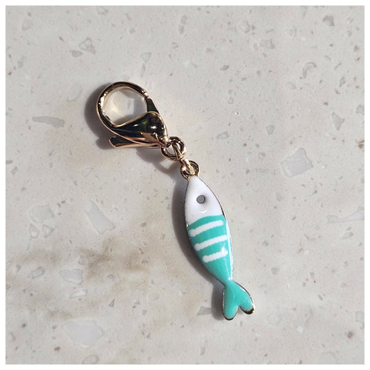 Breloque poisson rayé bleu turquoise