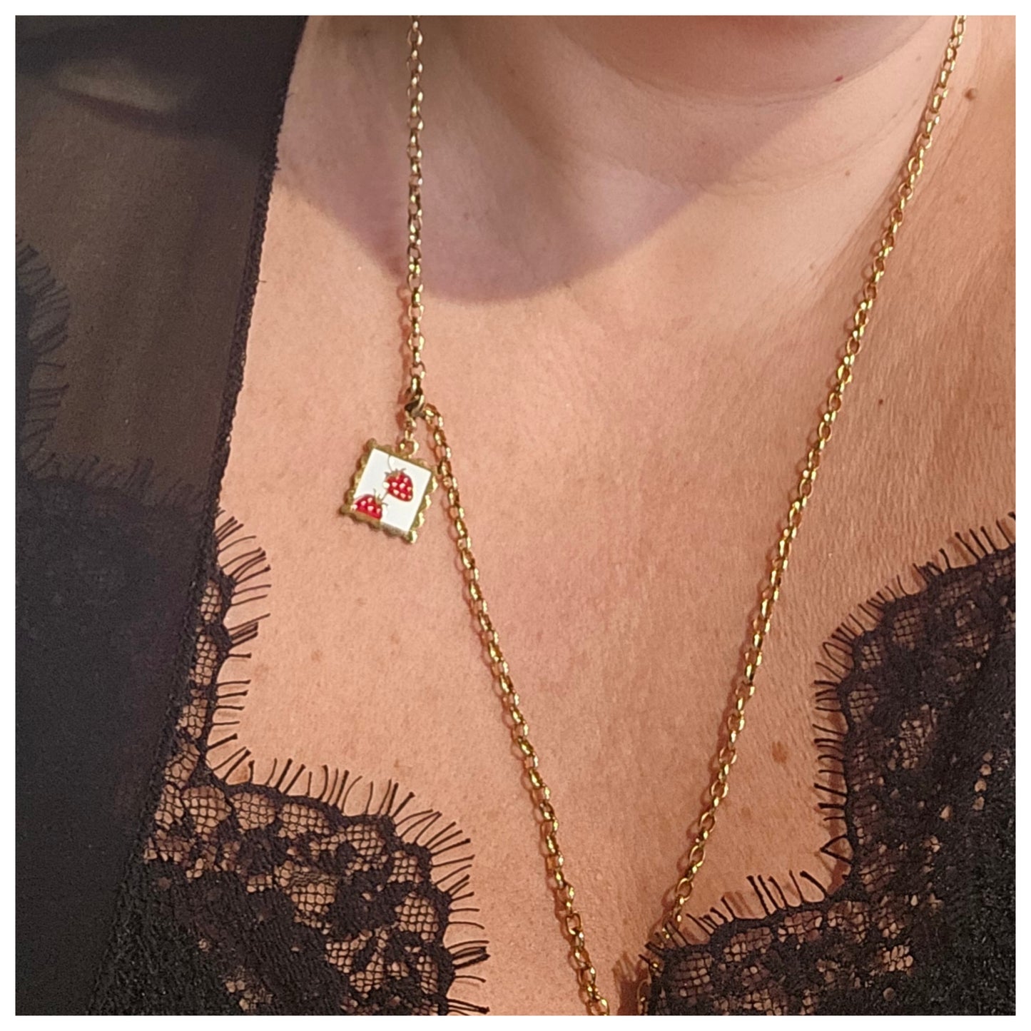 Breloque médaille carrée fraises
