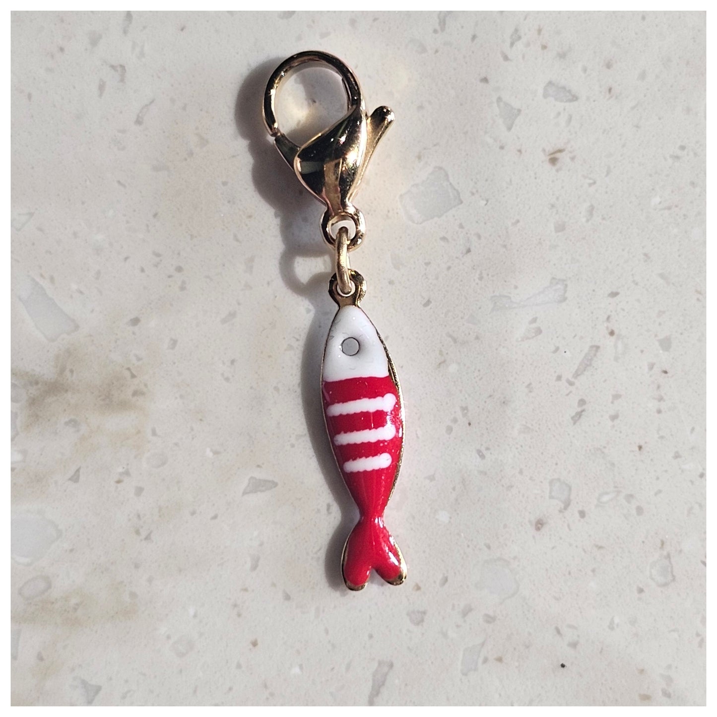 Breloque poisson rayé rouge