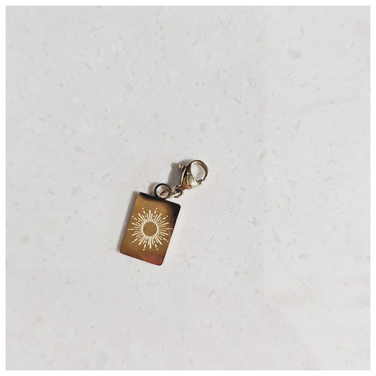 Breloque médaille rectangulaire soleil dorée