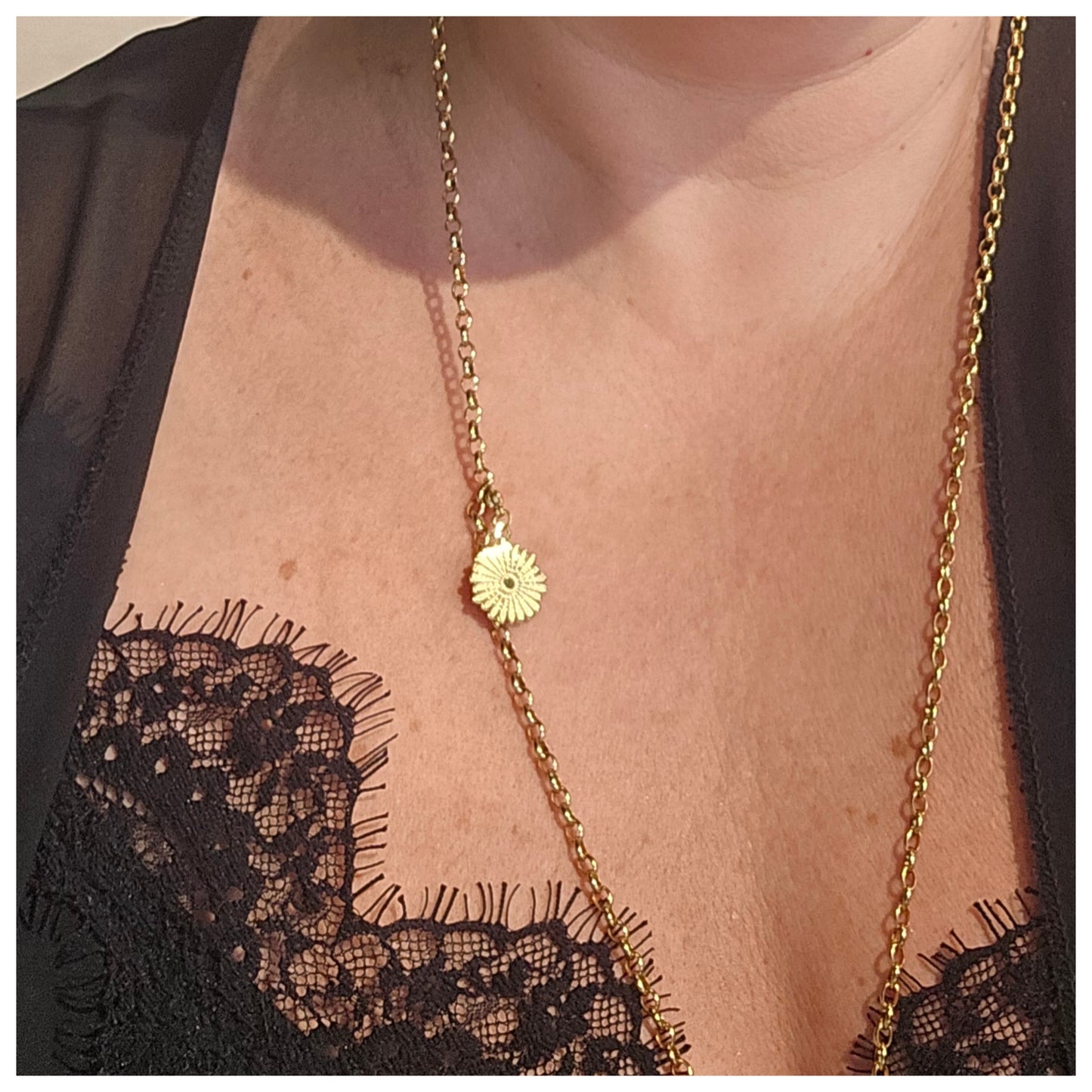Breloque médaille fleur dorée