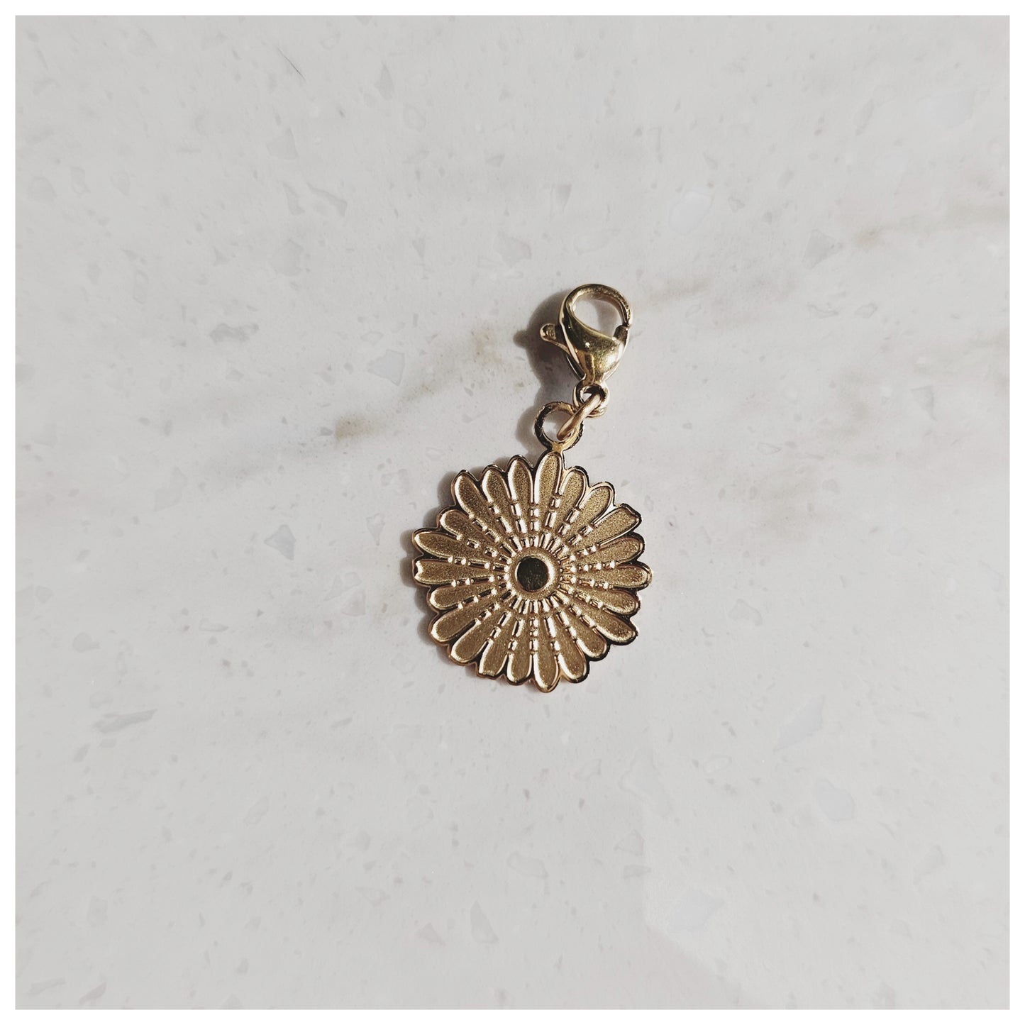 Breloque médaille fleur dorée