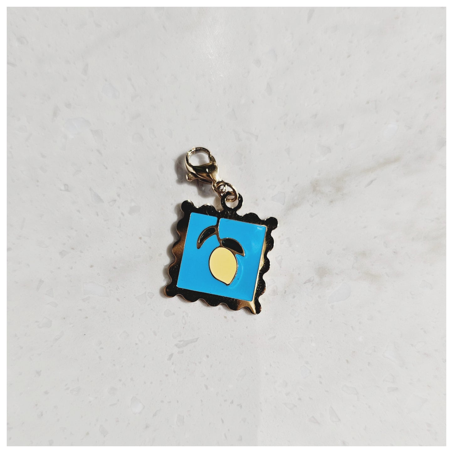 Breloque médaille carrée bleu citron
