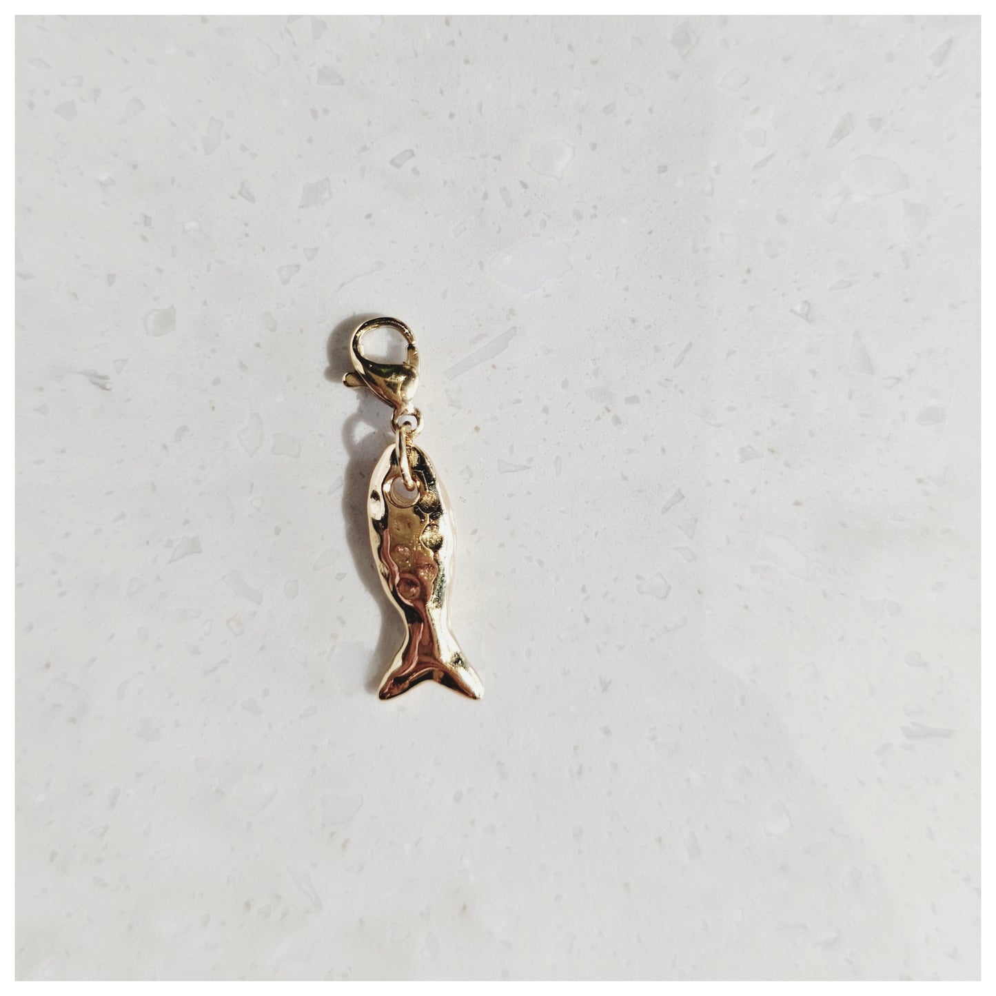 Breloque poisson martelé doré