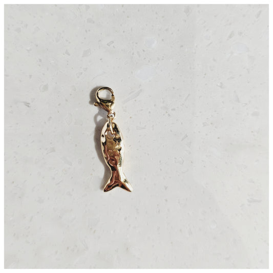 Breloque poisson martelé doré
