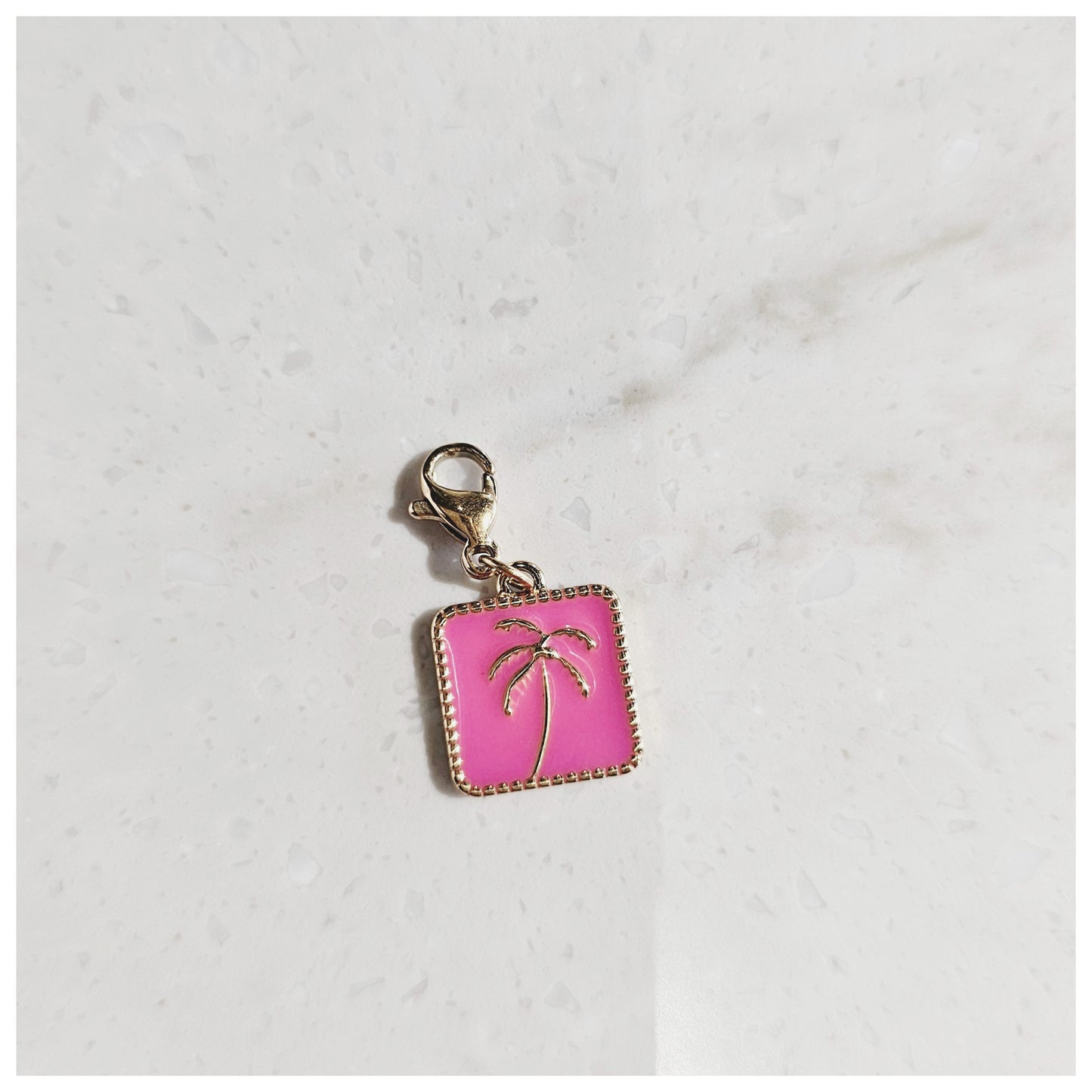 Breloque médaille carrée rose palmier