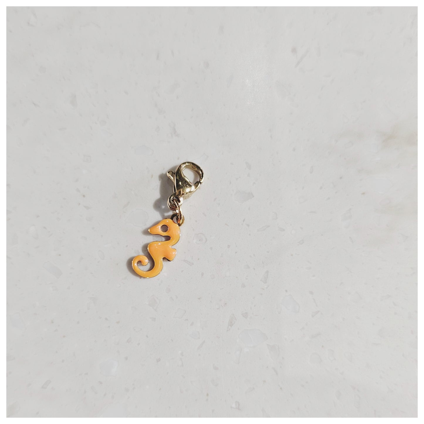 Breloque hippocampe jaune