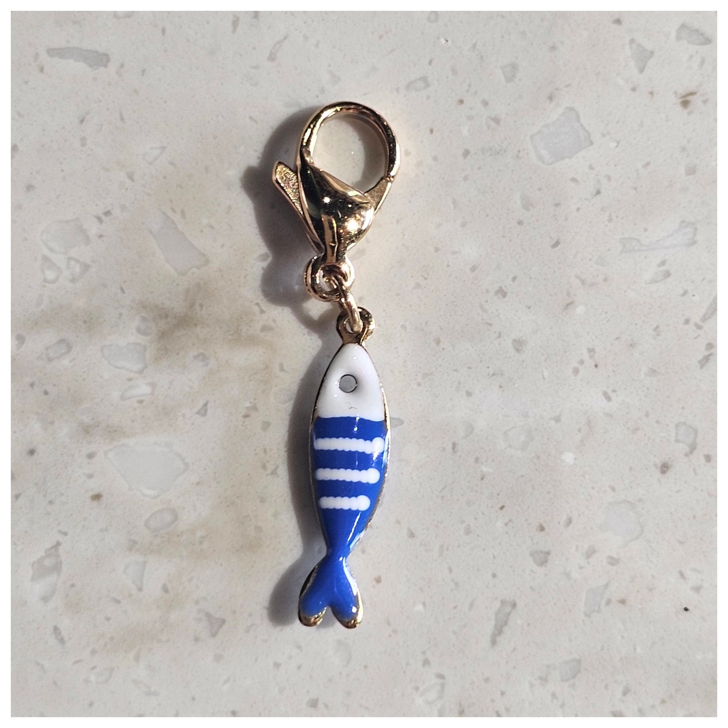 Breloque poisson rayé bleu marine