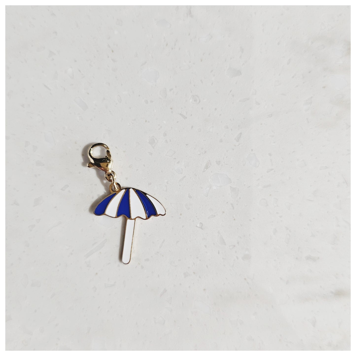 Breloque parasol bleu et blanc