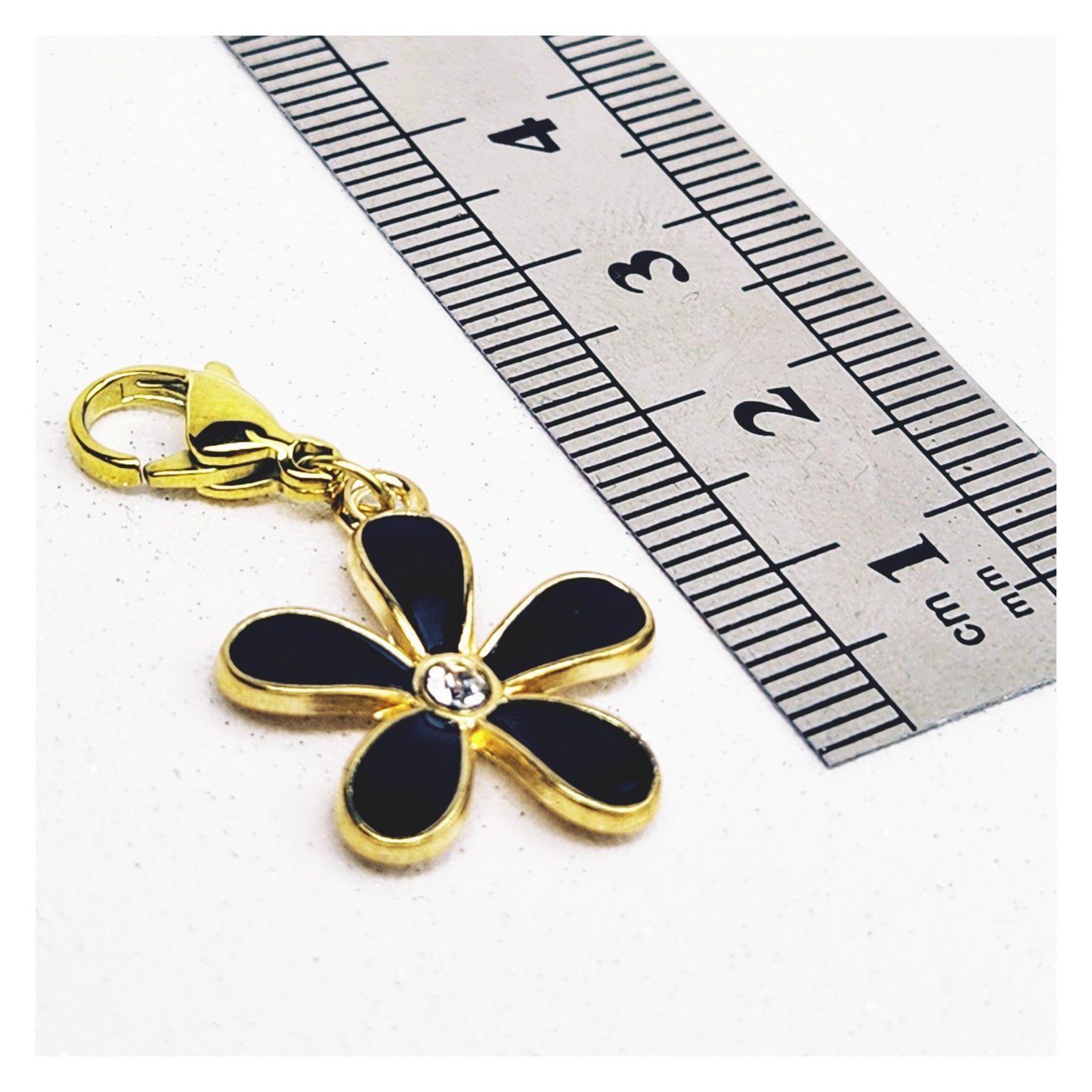 Breloque fleur en resine époxy et strass 3 couleurs: blanc, rose ou noir