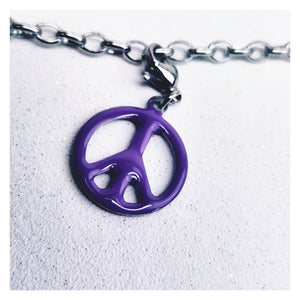 Breloque "peace and love" en resine époxy violette