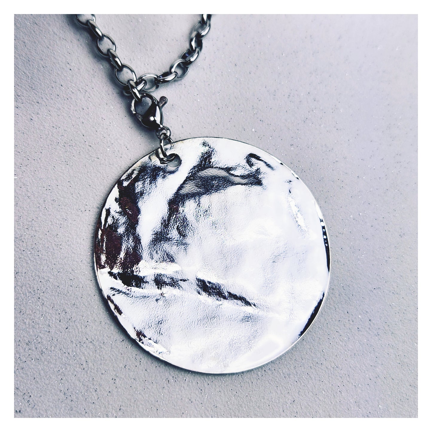 Breloque médaille argentée martelée