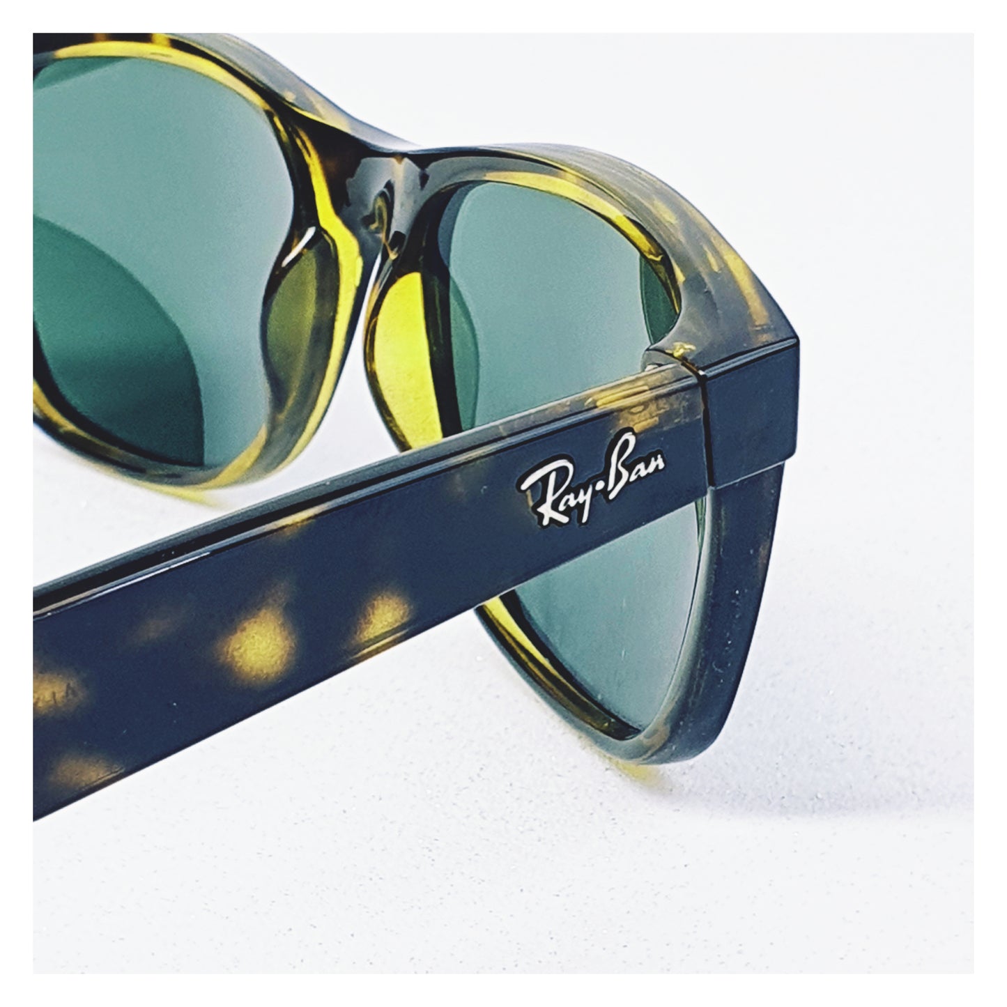 Lunettes de soleil Ray Ban RB2132 New Wayfarer Réf 18509